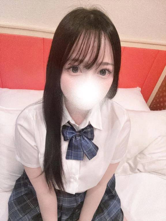 上目遣いで淫らにしゃぶる...