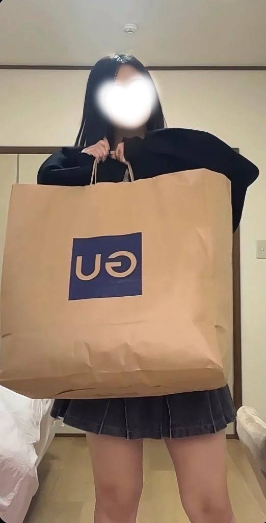 来る途中で服買ってきたの❣️