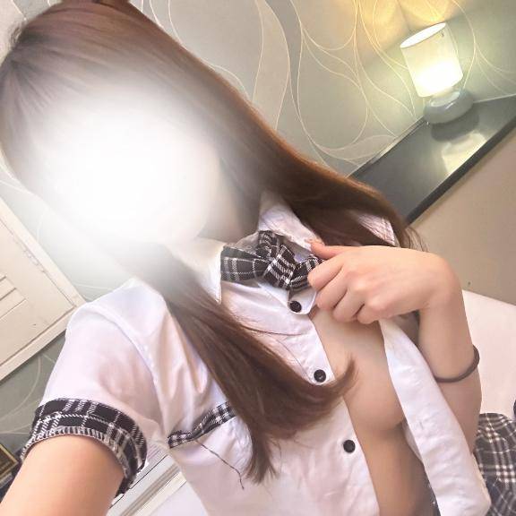 違う制服の女子高生を