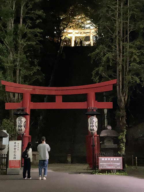 虎ノ門ヒルズからスグの神社