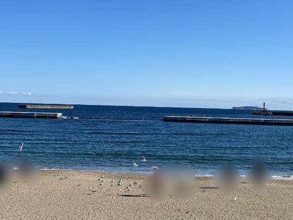 銀色の波の飛沫が