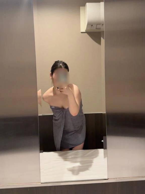 タオルの下、見たい?