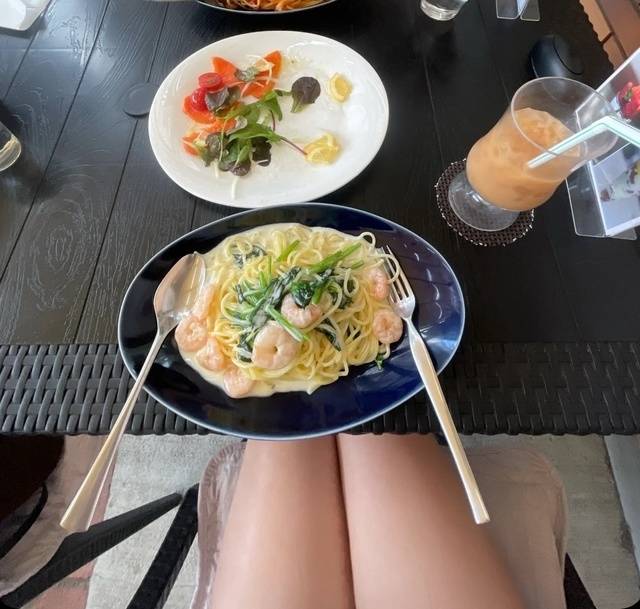 パスタより脚見てる人、正直に🙋♂️