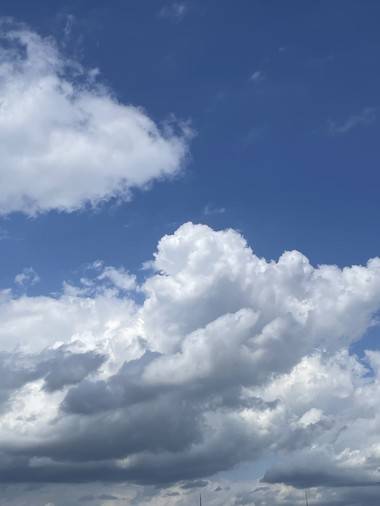 夏の残り香と、空の色