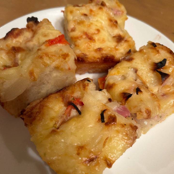 こちら母の手作りパン。なぜ新年にパンなのか不思議な娘でした