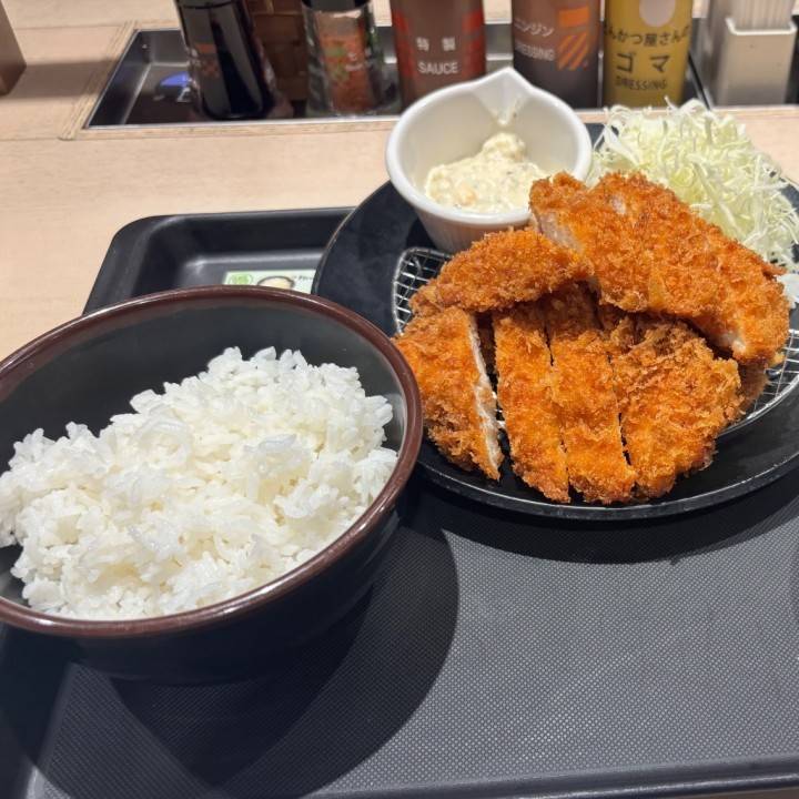 写真は特大トンカツ