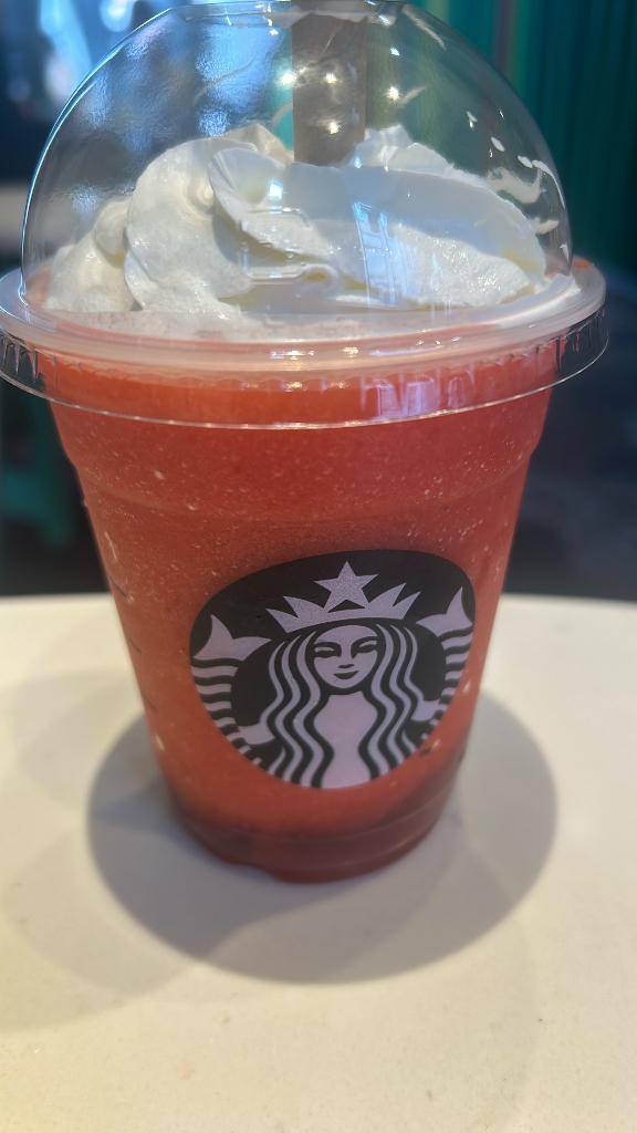 スタバ新作苺フラペチーノ
