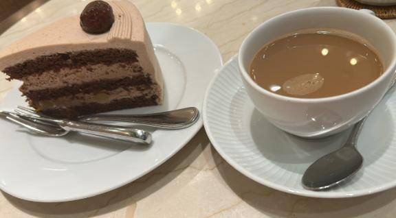 カフェでラテとケーキ