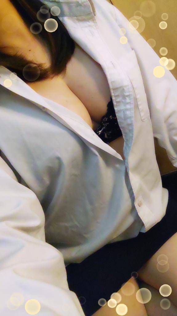 今日の衣装はOL風です?