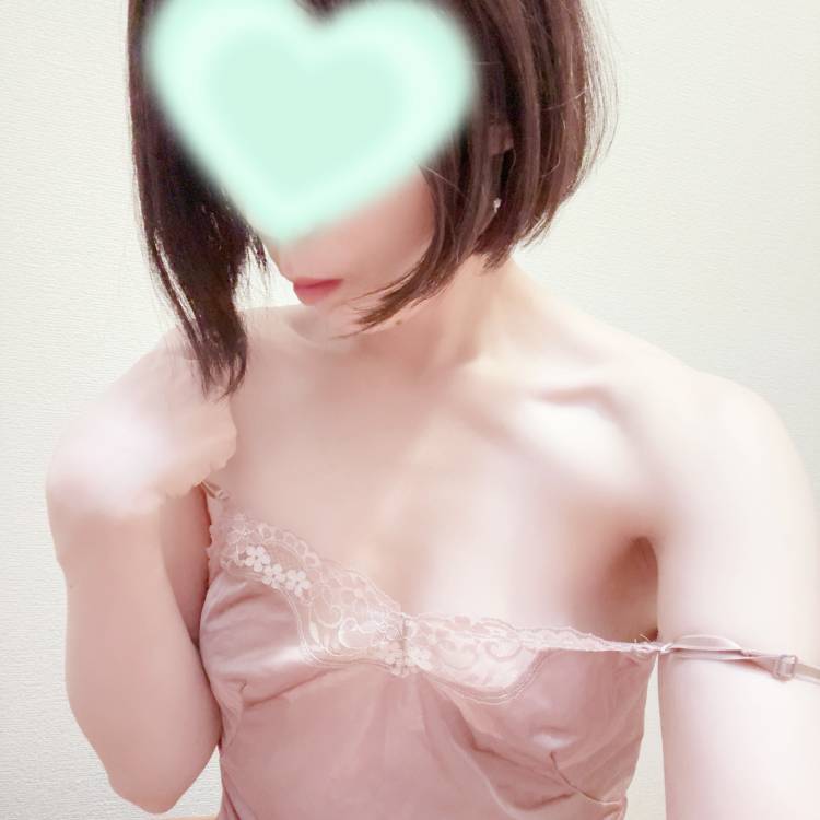 キャミソールの肩紐ずらして😍