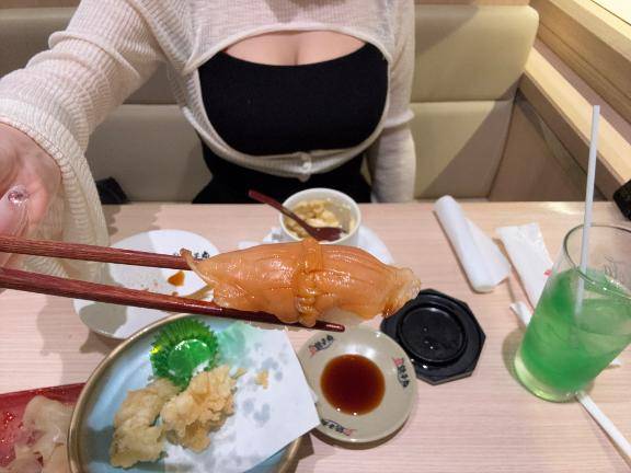 メロンソーダでお寿司を食べる邪道者です
