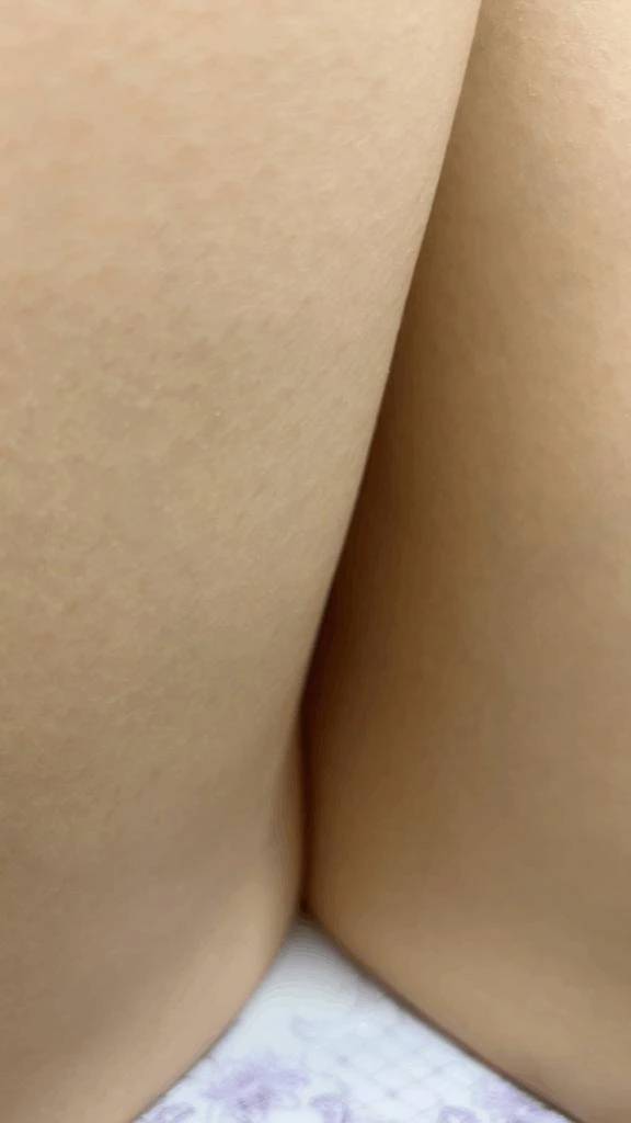 太ももとチラリパンティ？