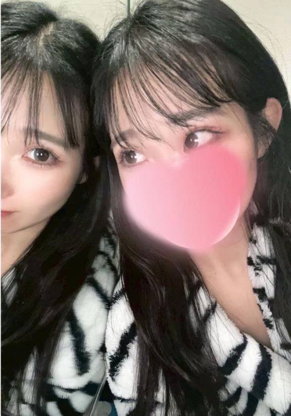 鏡の前で恥じらいながら……///