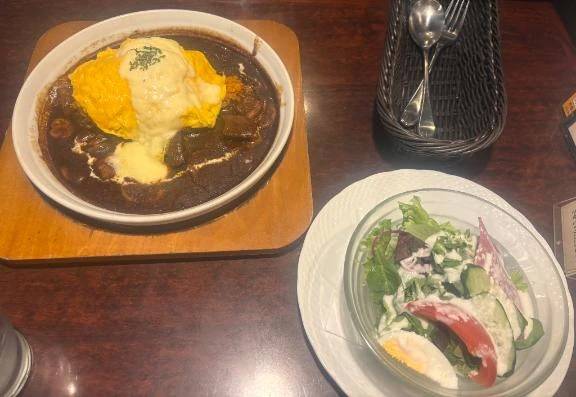 今日のお昼ご飯はビーフシチューオムライス٩(๑❛ᴗ❛๑)۶🍝