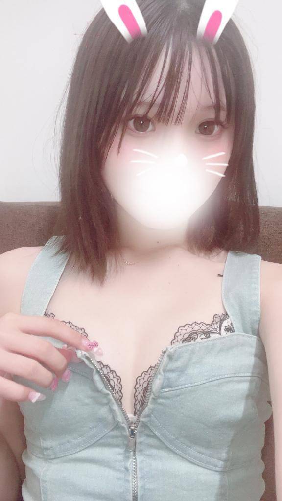 服からチラッと見える…♡
