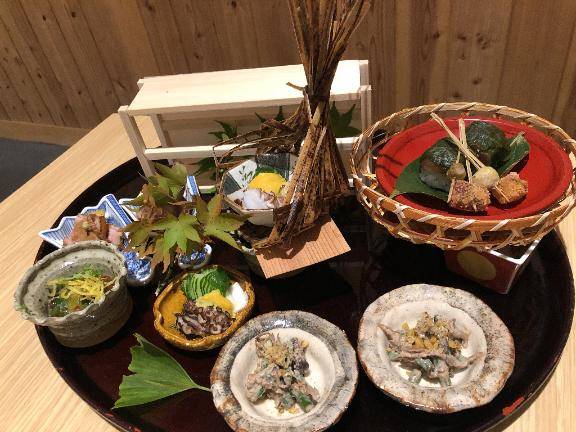 明日早番で出ます?