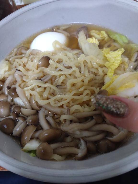 佐野ラーメンにお野菜とキノコとか卵?