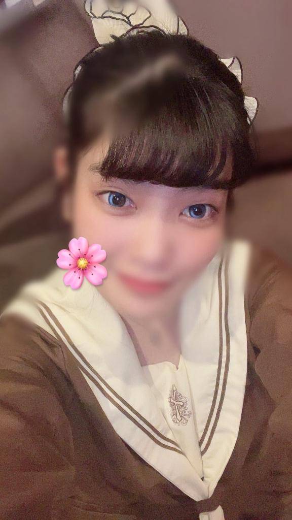 初出勤の女の子のパンツの色は…！