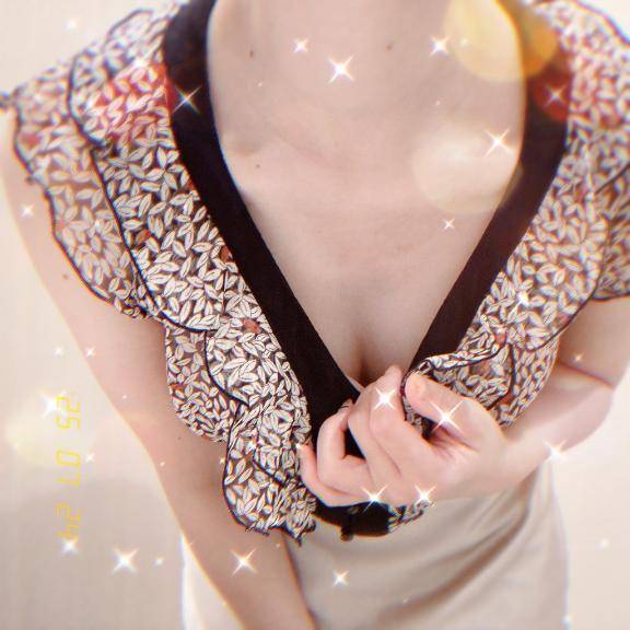胸元チラリ💋