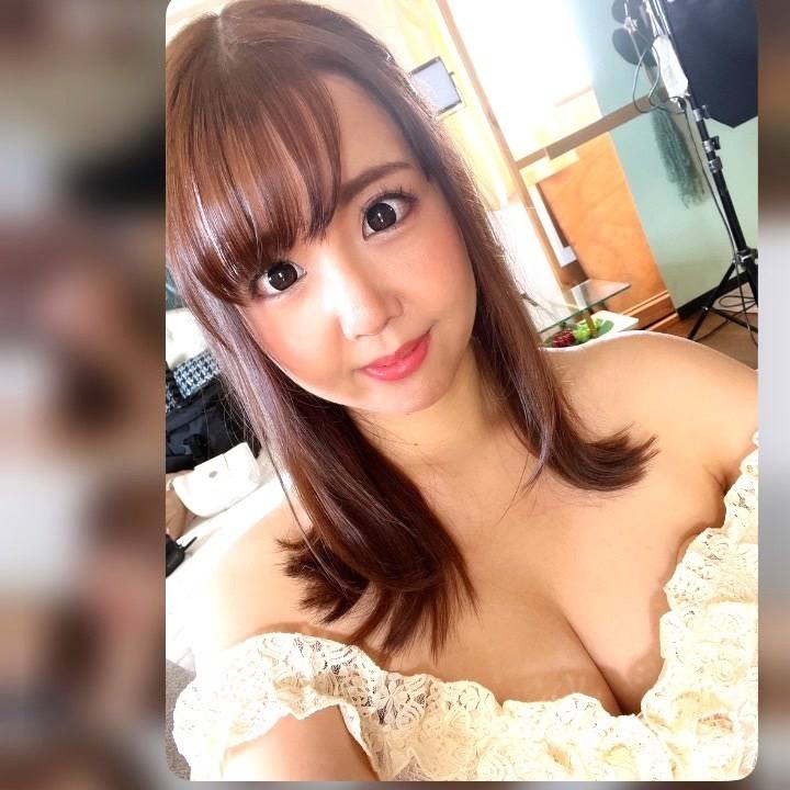 前職、AV女優。