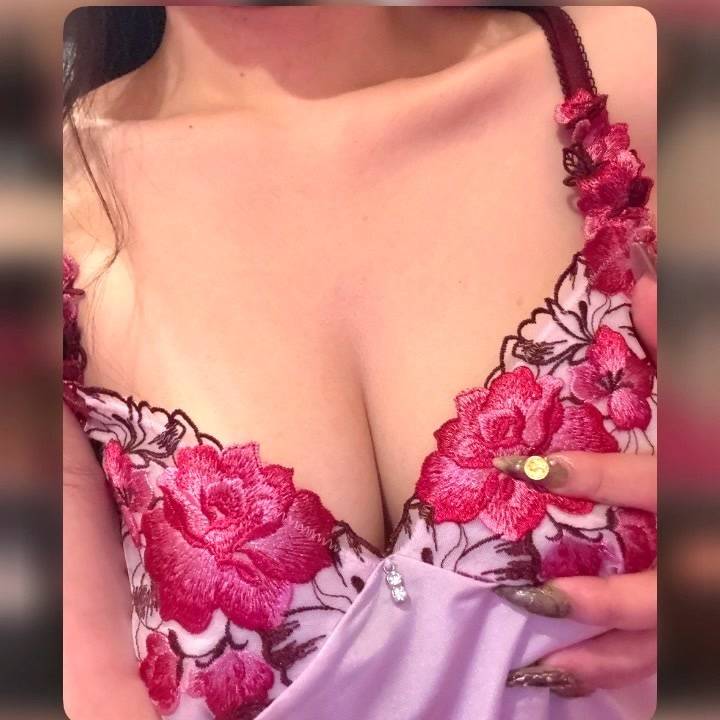 前職、AV女優。