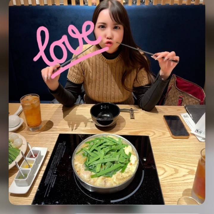 おっぱい強調ニット。