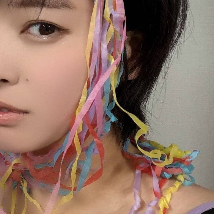 紙吹雪を纏うしらこ