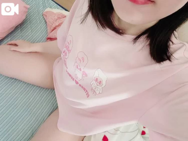 りる【透明感ある超白肌美少女♡】