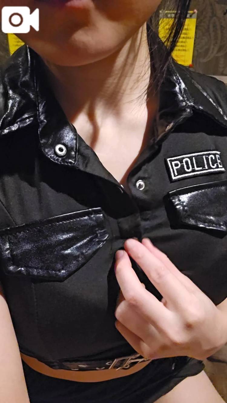 ポリスの下は……