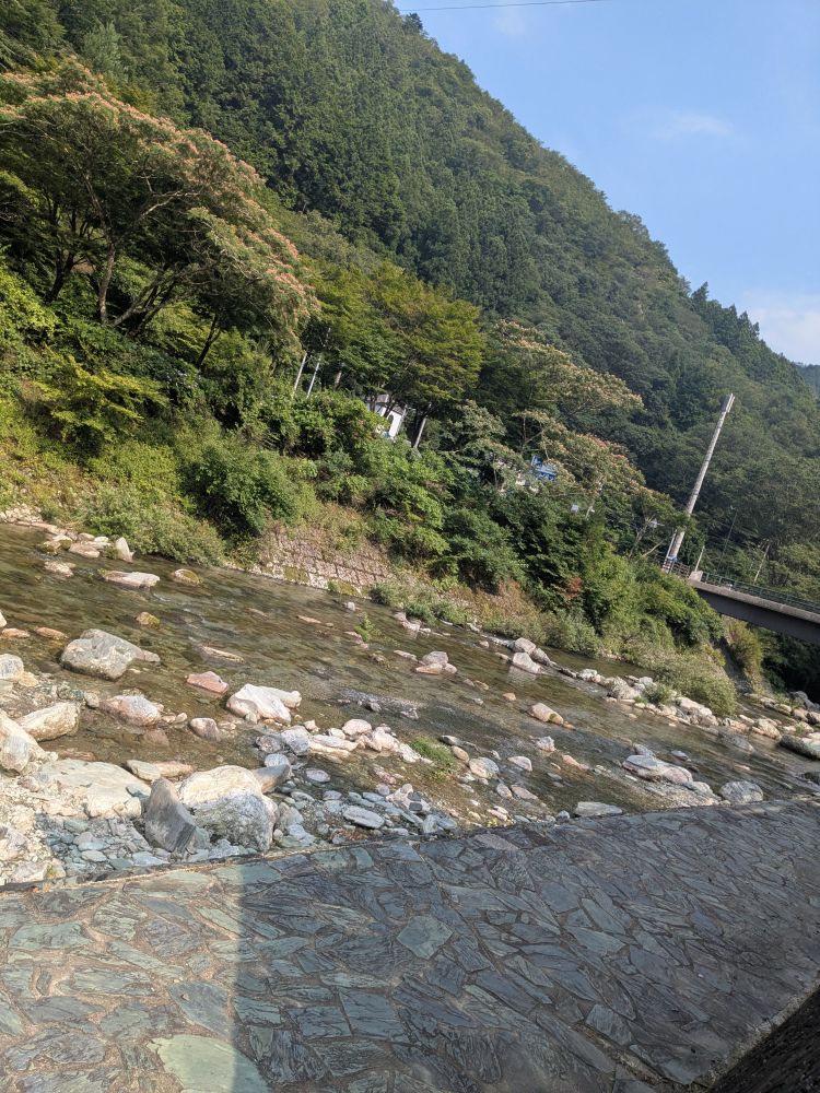 今日は8月28日、日本初の民間テレビ放送とCMが始まった「民放テレビスタートの日」および「テレビCMの日」です。
