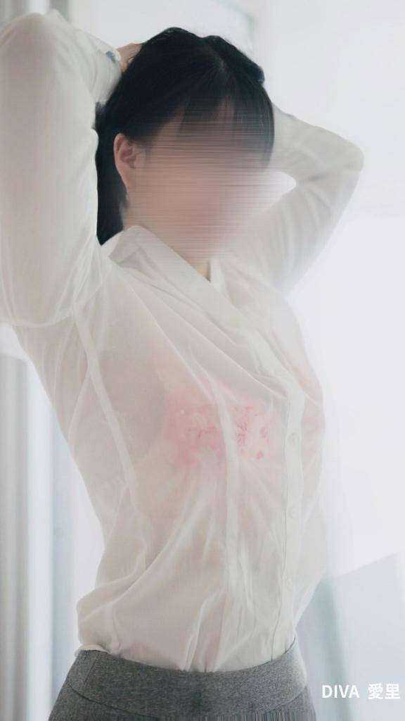 ?大きな鏡の前で 足をひらいて…?