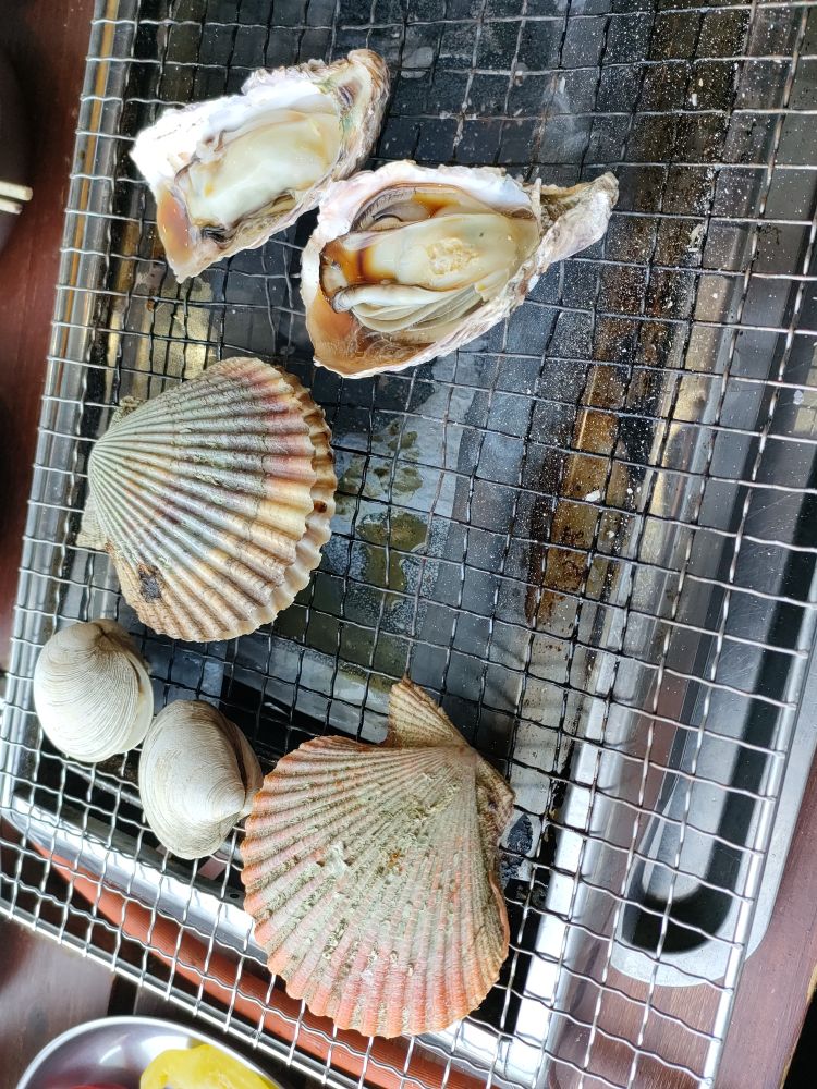 海みながら食べる貝最高︎︎👍