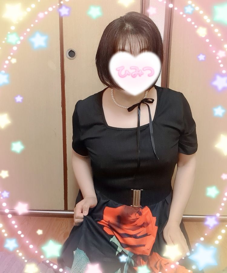 黒地にバラ𓂃𓂂ꕤ*.゚
