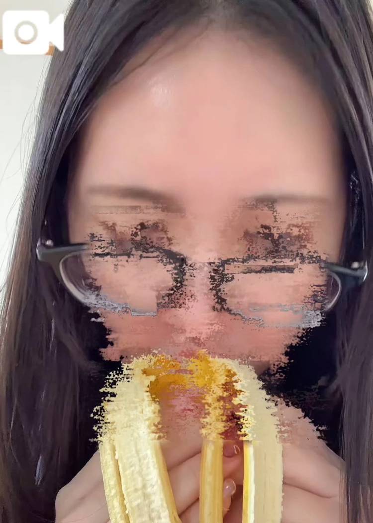 ただ食べてるだけ🍌