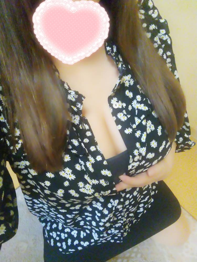 胸元チラリ|´︶`*)ﾁﾗﾘ＆今日の服装❣️