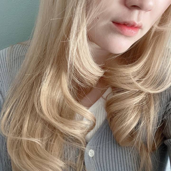 1ヶ月前までは金髪美女だったのよ