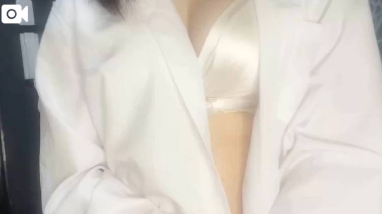 Yシャツの中は…