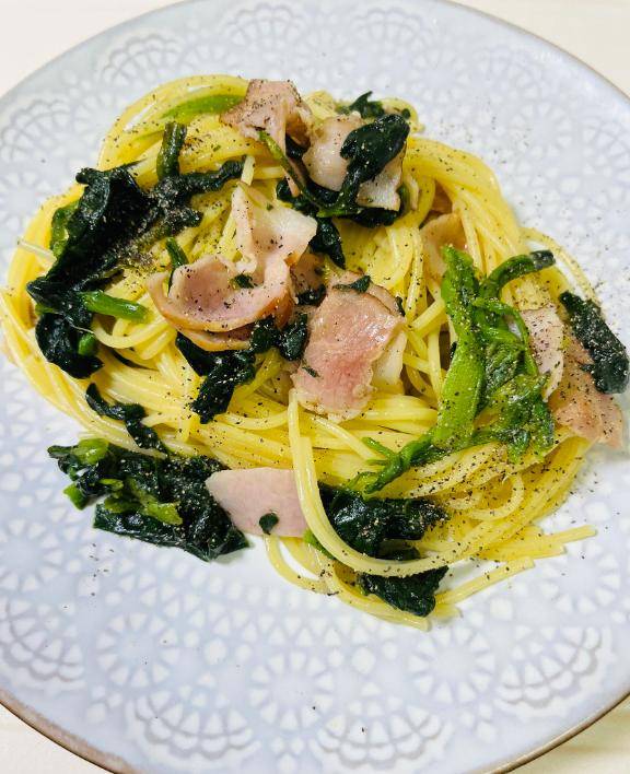 お昼ご飯は??ほうれん草＆べコンのパスタ＆和風サラダを作ったよ。