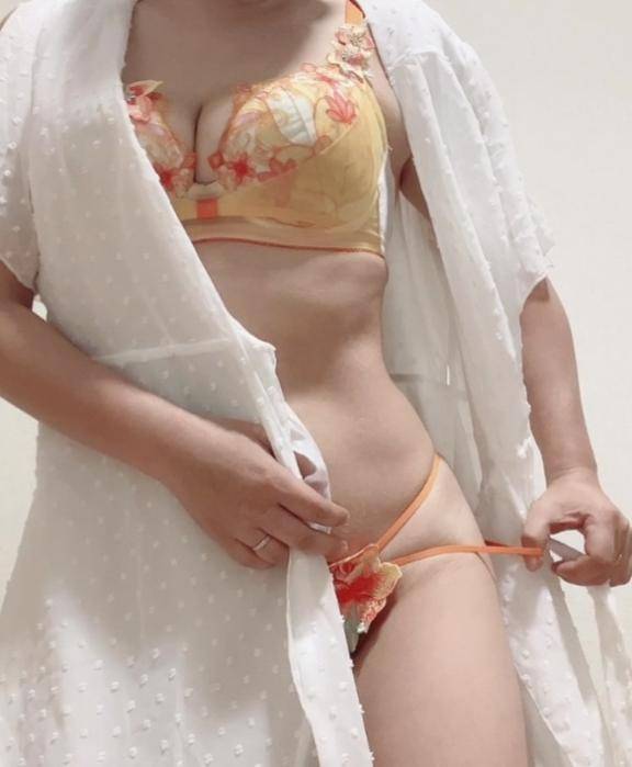 Hなお願い5秒でOK??ノーパンでチ◯ポのケアするヤリマン天使