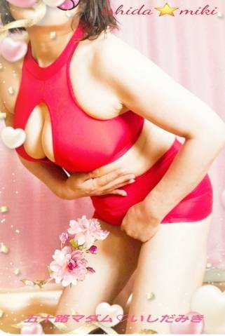赤のボディコスプレ。