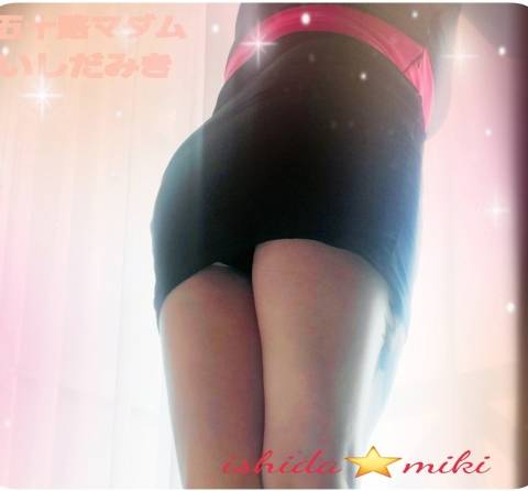 お洋服でっお尻つきだしちゃう~。