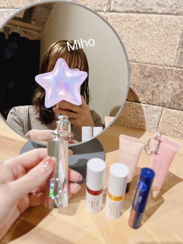 唇に彩り、気分華やかに 