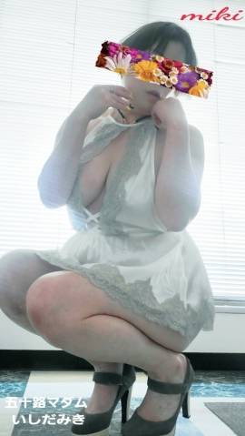 エッチなお洋服でっお座り~。
