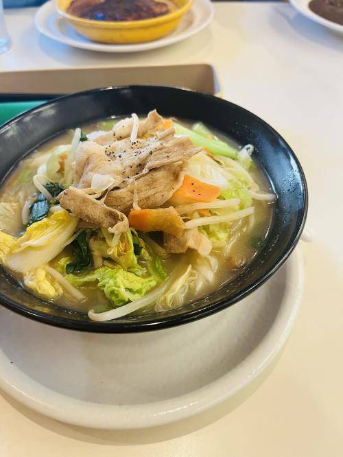 夜桜つゆり🔰ガストで昼食を食べたよ🐱🐾