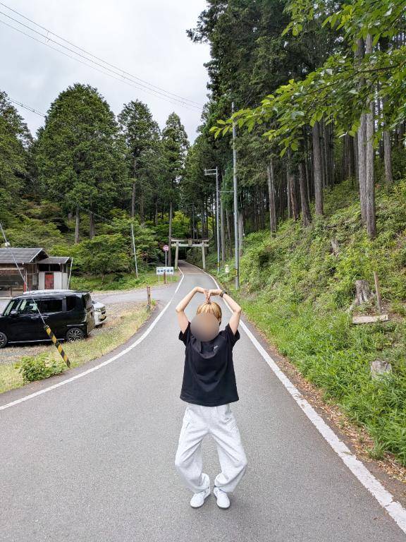何故こんなポーズ？