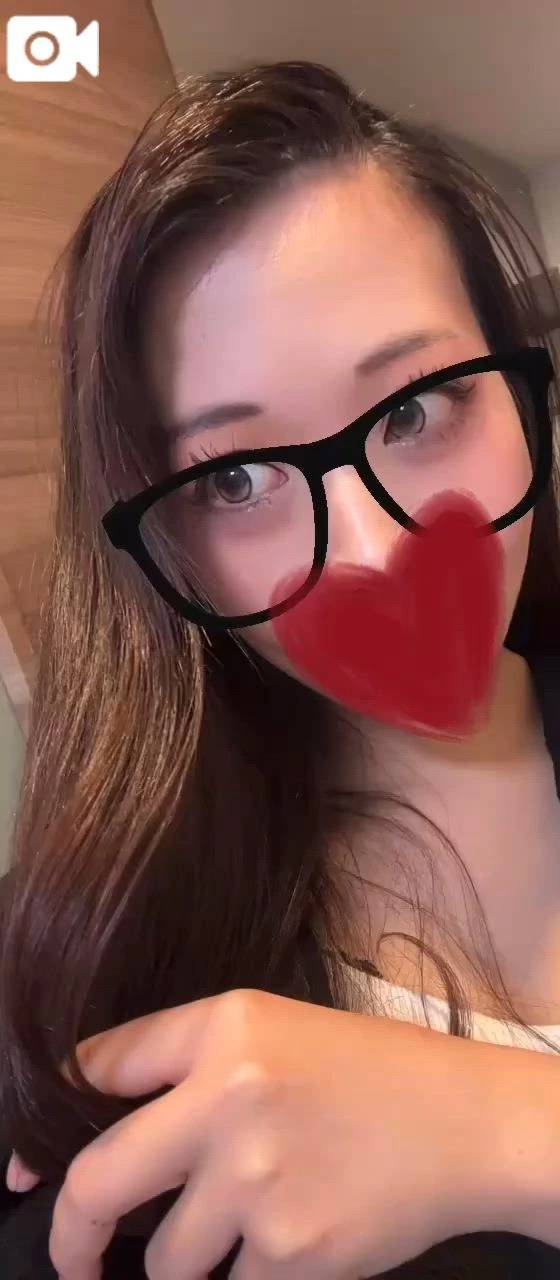 ハンガーに起こされた女