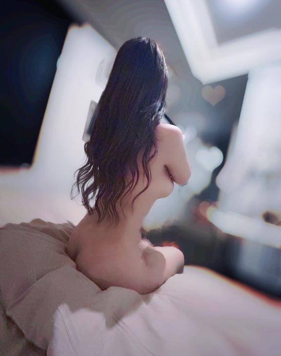 背中で語るタイプの女、好き？??