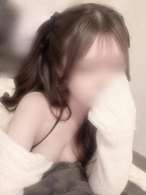 🎀顔隠してるけど胸は全然隠れてない件について👀