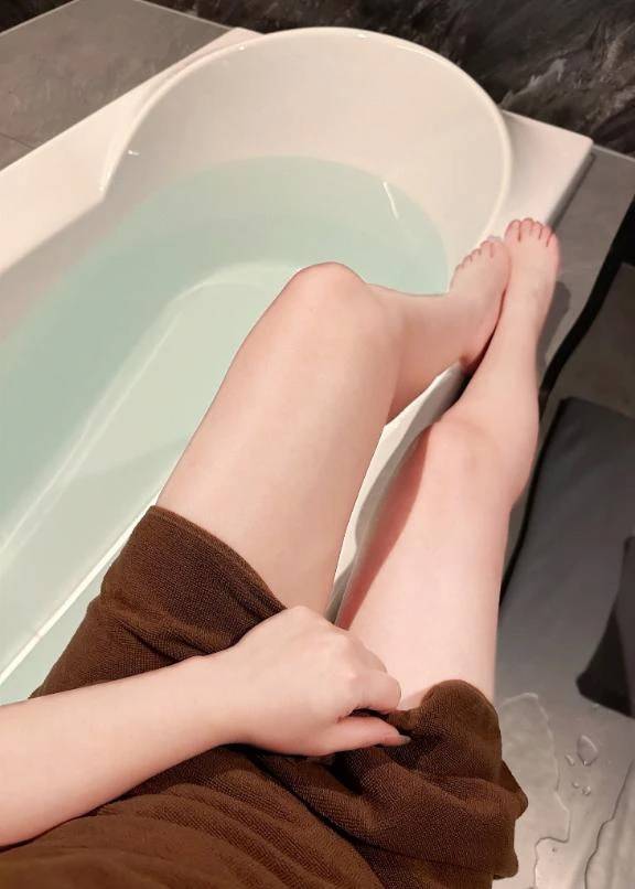 ワレメがくっきり👀💗