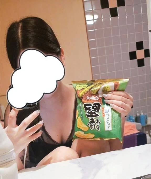 谷間を見せながら